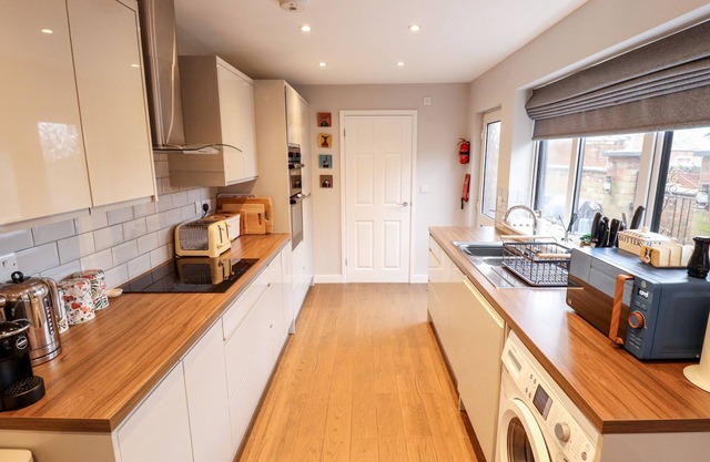 LOVE LANE VILLA, pet friendly, with hot tub in Lincoln
