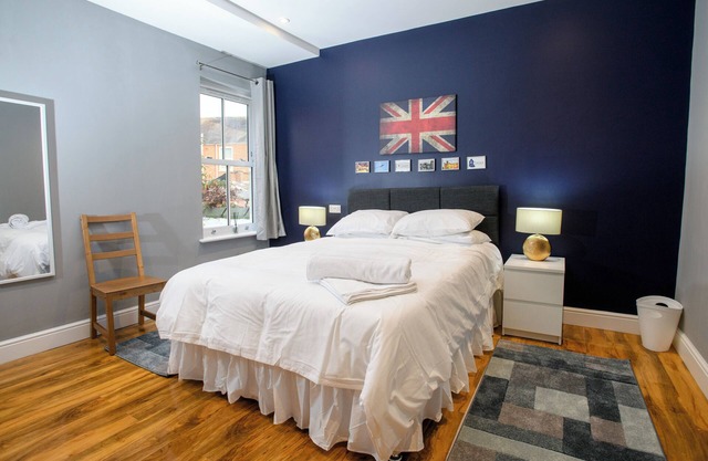 lovely 1 bed en-suite room king sized bed free WIFI, Toiletries, smart tv