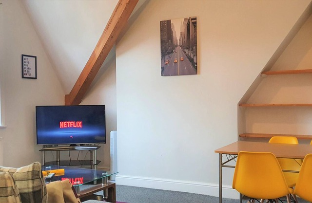 Lovely 1 bed, Modern, Sleeps 5, Wifi, Parking