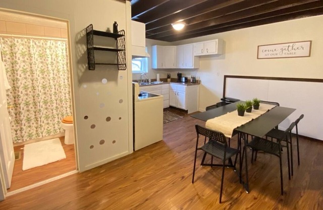 Lovely 1 Bedroom Apartment Close To It All!