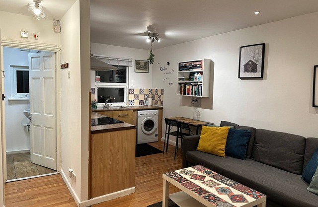 Lovely 1 Bedroom Flat in Haggerston, Close to the station (Windrush Line).