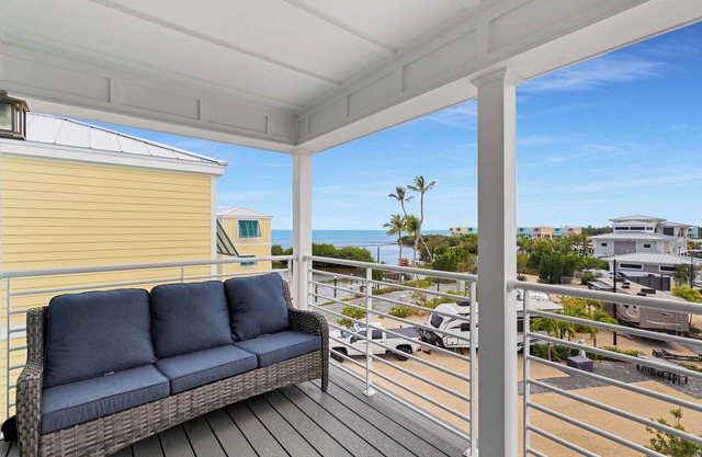 Lovely 2 bdrm home in a resort, have a coffee and watch the sunrise on the deck