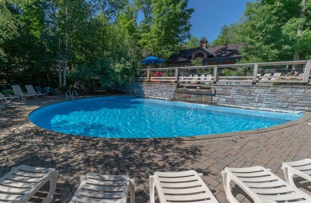 Lovely 2 bdrms 2 baths 10 mins walk or free shuttles to village Mont-Tremblant