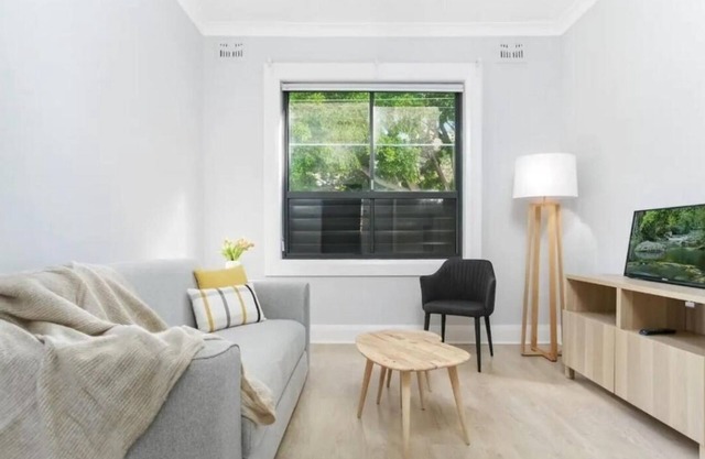 Lovely 2 bed apartment in Bondi Beach plus fold out sofa. 15 min walk to beach.