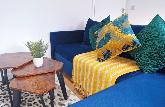 Lovely 2 bed Heathrow/Twickenham + parking