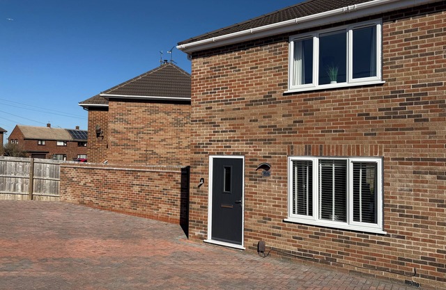 Lovely 2 bed house in Lincoln, 12 minute walk from the famous Bailgate. Sleeps 4
