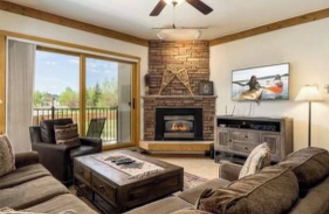 Lovely 2 bedroom condo - steps from gondola/mountain base