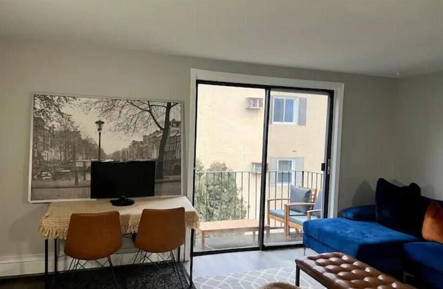 Lovely 2-Bedroom with Garage Parking