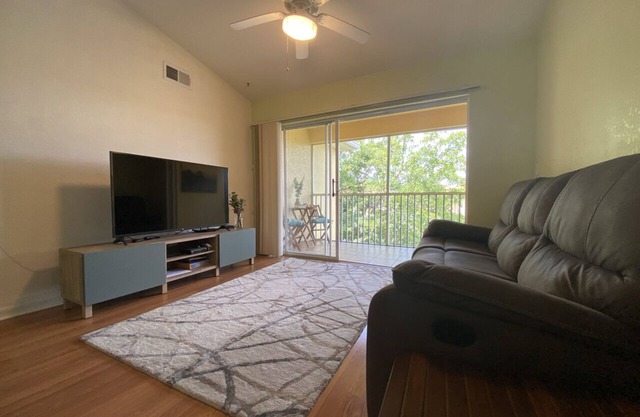 Lovely 2-bedroom 2-full bth apartment with heated pool right by Seed to Table