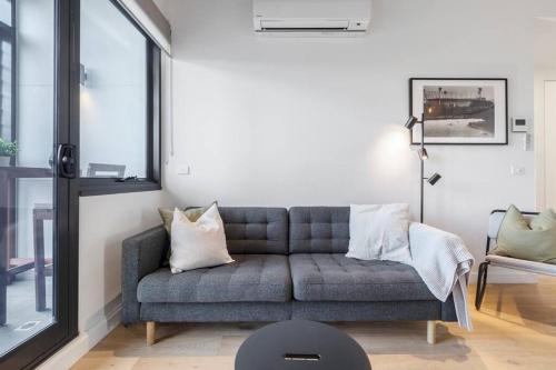 Lovely 2 bedroom apt with views to South Yarra - 03178