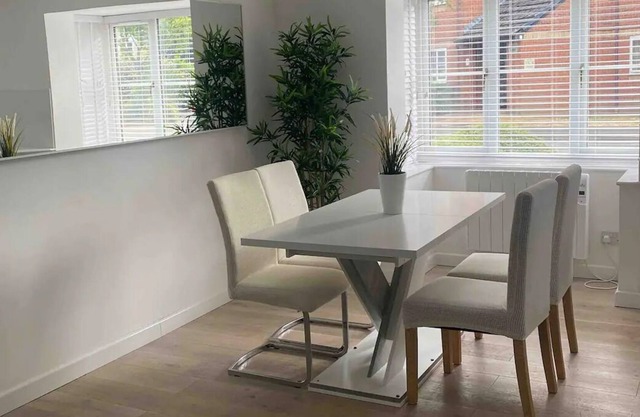 Lovely 2-bedroom bedroom unit in London close to attractions. With Free Parking