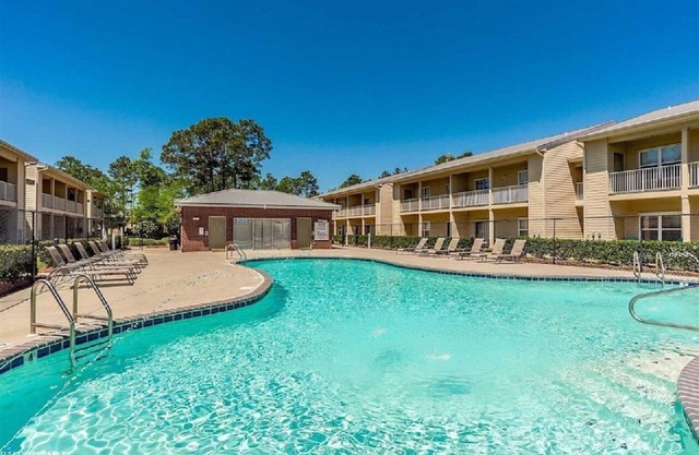 Lovely 2-bedroom condo with pool