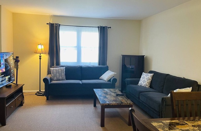 Lovely 2-bedroom condo Lansdowne