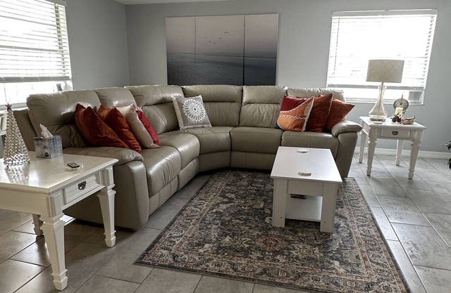 LOVELY 2- BEDROOM CONDO 7 MINUTES FROM SIESTA KEY