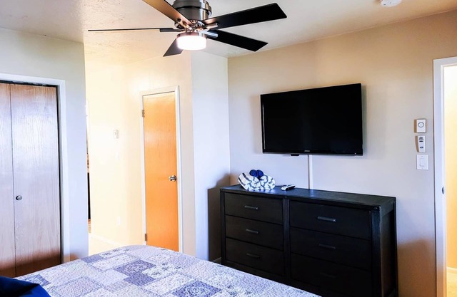 Lovely 2-Bedroom Condo w/View, Pool, Balcony & BBQ