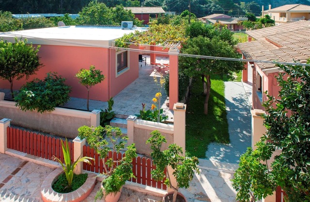 Lovely 2-bedroom cottage, 2 minutes froim the sandy beach