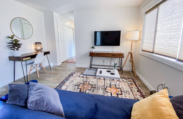 Lovely 2 Bedroom Duplex Unit Near Restaurants and Parks