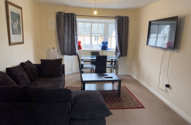 Lovely 2 Bedroom Family Holiday Home in London