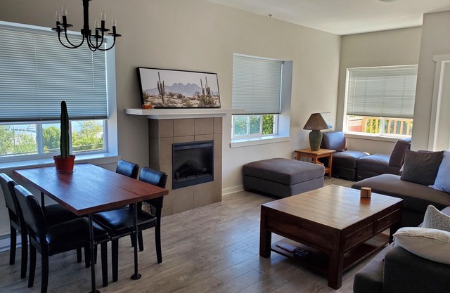 Lovely 2-bedroom ocean view condo in Ladysmith