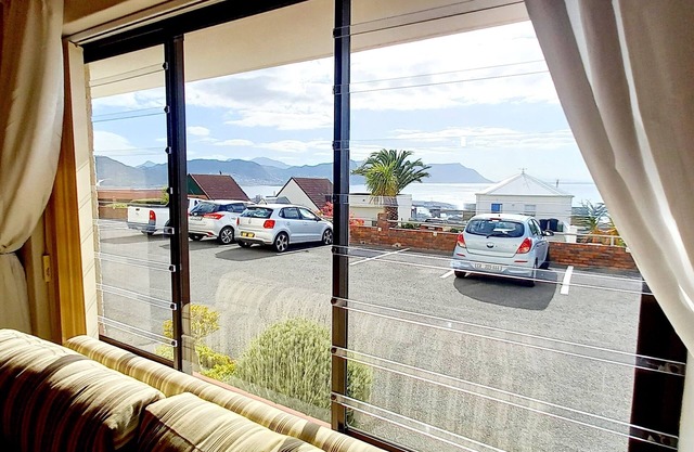 Lovely 2 bedroom self catering apartment with beautiful sea view