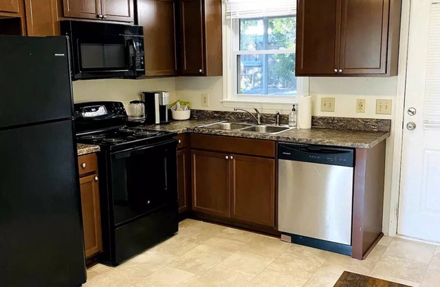 Lovely 2 bedroom unit w/ free parking/near Ft. Jackson