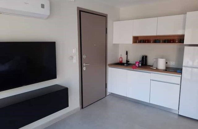 Lovely 2 BR in villa. Small pool. Partial seaview
