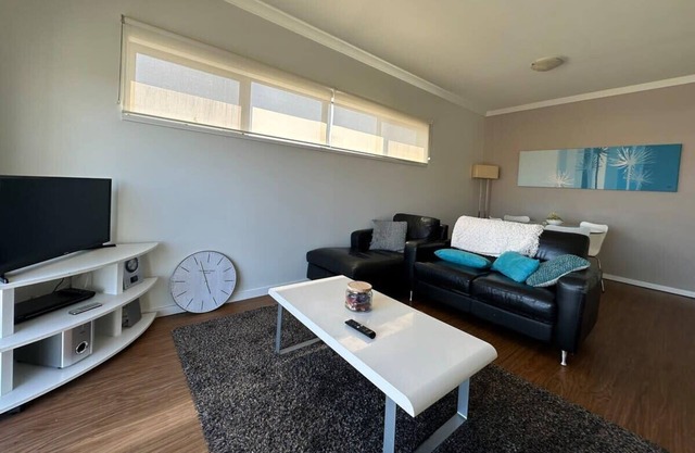 Lovely 2BR Apartment in West Perth with Parking!