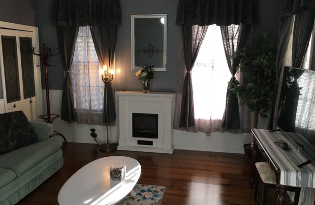 Lovely 3 bed 2 bath old fashioned house with coffee bar