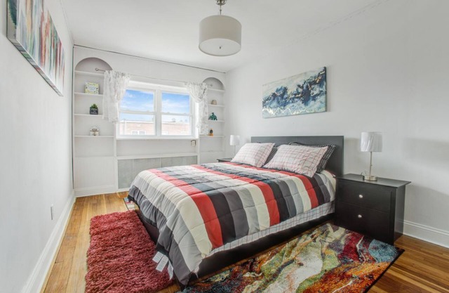 Lovely 3 bedroom Apartment with full kitchen, DR/4 beds/1.5Bathroom