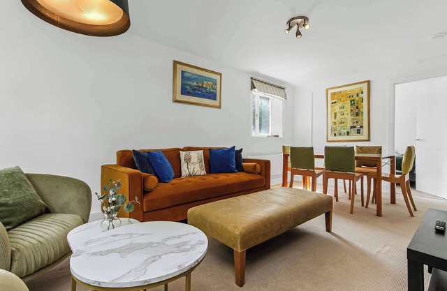 Lovely 3 Bedroom Apartment in Holland Park!