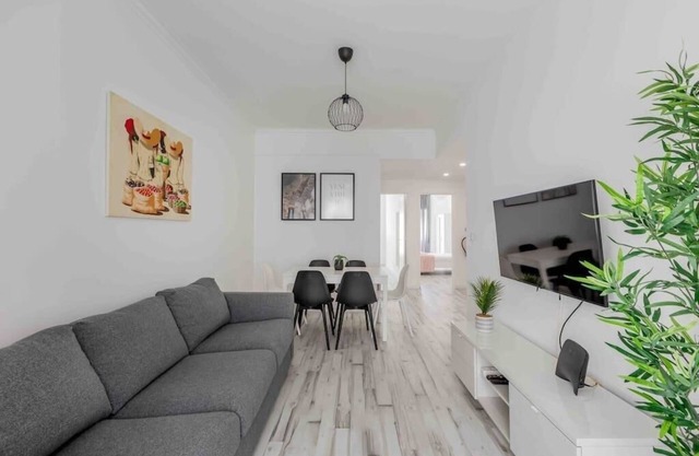 Lovely 3-bedroom condo w/free parking on premises