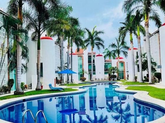 Lovely 3 bedroom condo with pool
