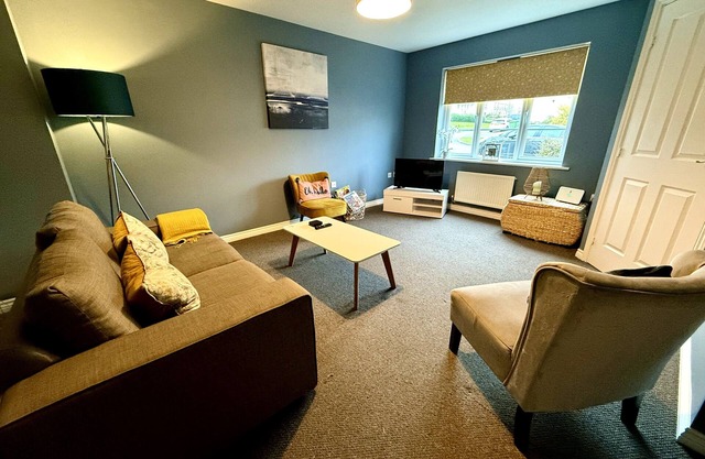 Lovely 3 bedroom house in East Cheltenham. Ideal for race goers and working away from home
