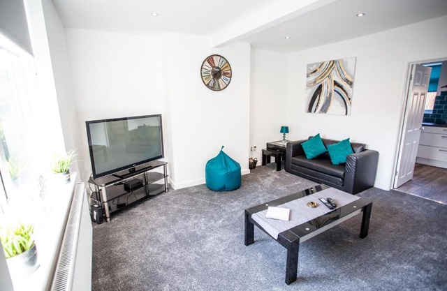 Lovely 3 Bedroom House - Close to all attractions - Free Parking