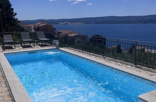 Lovely 3 double bedroom detached house with sea view and heated swimming pool