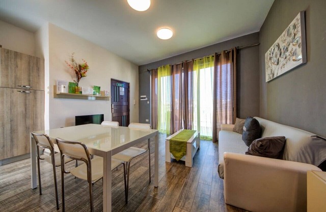 Lovely 3BR Penthouse with Terrace close to Marina!