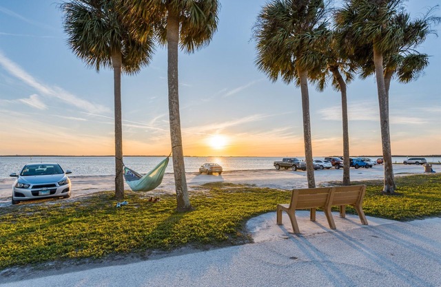 Lovely 4/2 Palm Harbor Home Sleeps 8!, close to Clearwater Beach!