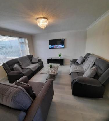 Lovely 4-bed House in Walmley