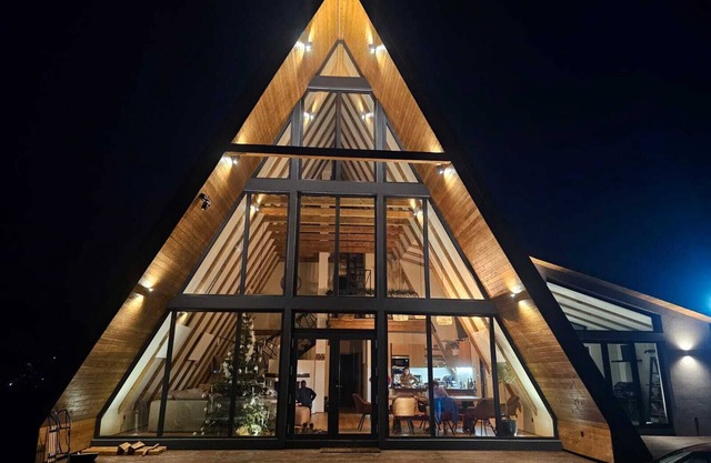 Lovely 4-bedroom A-frame chalet with WiFi in Moisei