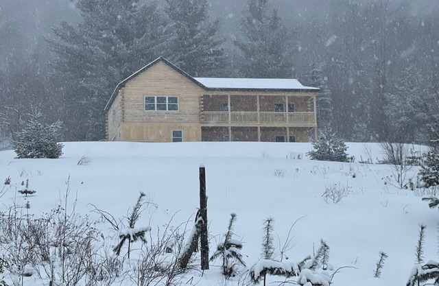 Lovely 4 bedroom Log cabin in Island Pond VermontnSnow Mobile Capitol of NEK