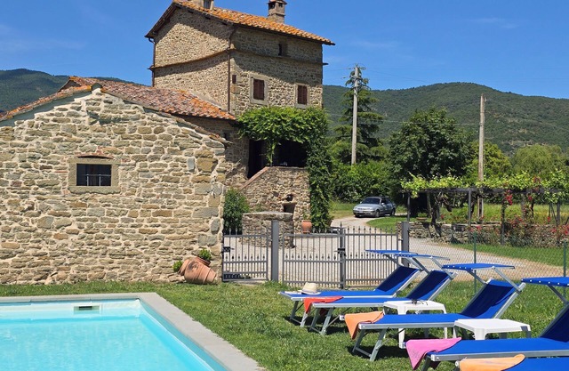Lovely 4 bedroom villa, private pool, 3KM to Cortona, walk to restaurant