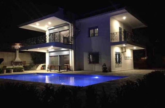 Lovely 4 bedrooms villa in schinias