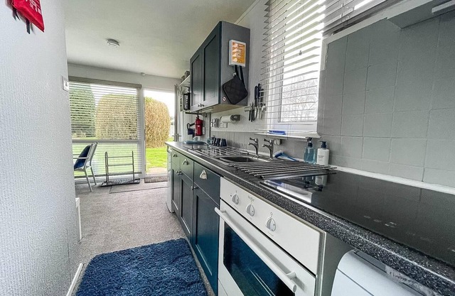 Lovely 4 berth chalet in the coastal village of Heacham, ref 92018CS