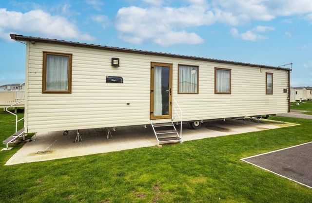 Lovely 6 berth caravan at Sand Le Mere Holiday Park in Yorkshire ref 71029TV