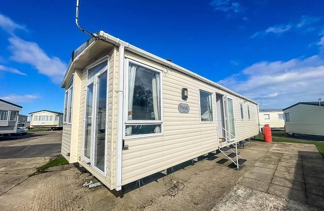 Lovely 6 berth caravan with free WiFi at Sand Le Mere, Yorkshire ref 71011C