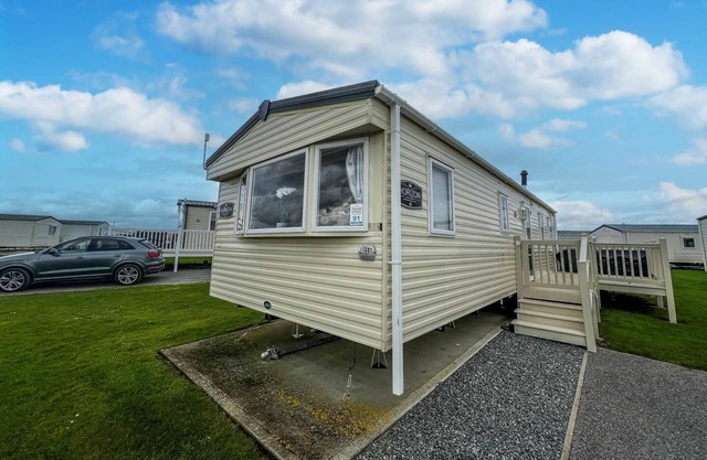 Lovely 6 berth caravan with Wi-Fi at Sand le Mere in Yorkshire ref 71091TD
