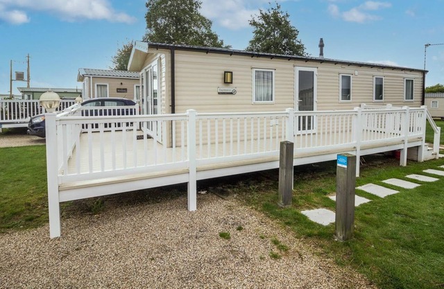 Lovely 8 berth caravan in Scratby, Norfolk ref 19015SD