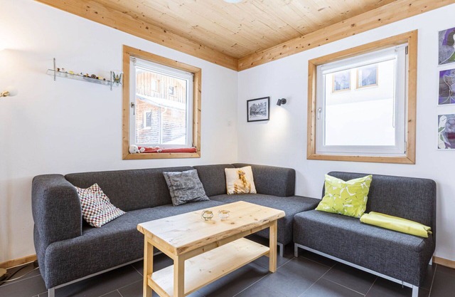 Lovely apartment in villa for 8 people with WIFI, pool, TV, terrace, pets allowed and parking