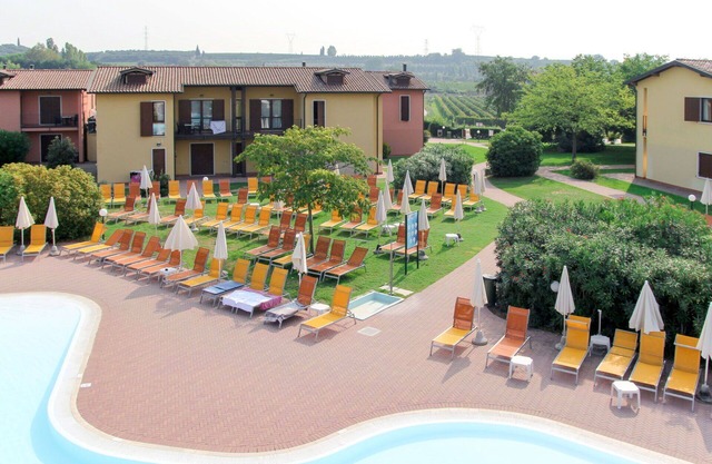Lovely apartment for 4 guests with A/C, pool, hot tub, WIFI, TV, terrace, pets allowed and parking