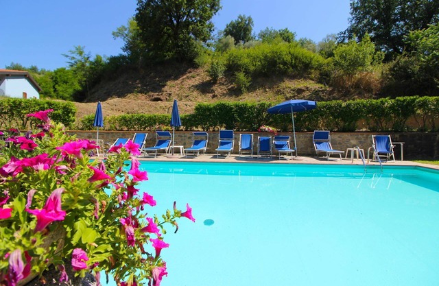 Lovely apartment for 3 people with pool, WIFI, TV, pets allowed and parking